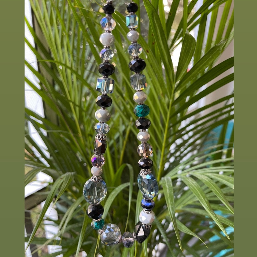 NWT! Boutique Mixed Jewel Beaded Necklace! 🌸